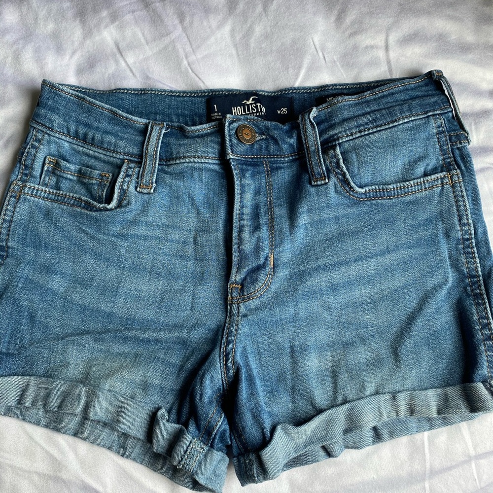 Hollister mid ride med blue shorts
